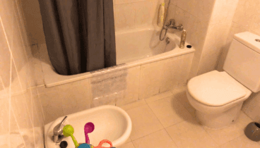 Piso con un baño equipado para todas tus necesidades
