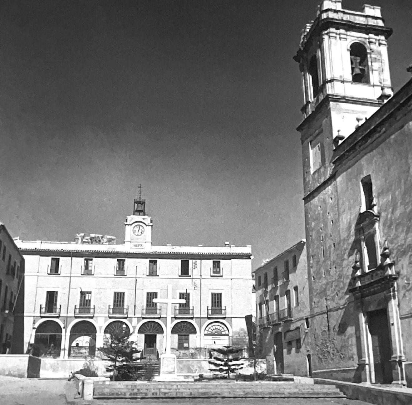 Plaza de la Constitució, con el ayuntamiento y la iglesia de la Asunción, año 1947 | Francisco Sánchez AMA