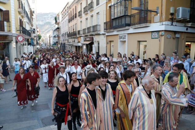 Las filaes de Dénia dan la bienvenida a las Fiestas de Moros y Cristianos 2024 con el tradicional pregón 50 pregon de moros y cristianos 2024 09