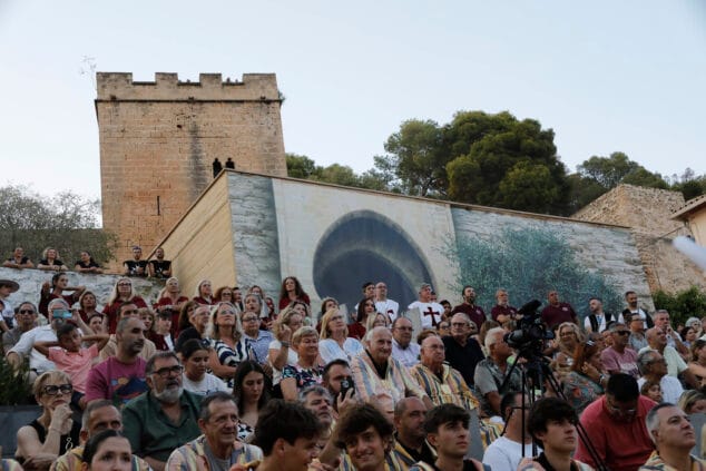 Las filaes de Dénia dan la bienvenida a las Fiestas de Moros y Cristianos 2024 con el tradicional pregón 34 pregon de moros y cristianos 2024 25