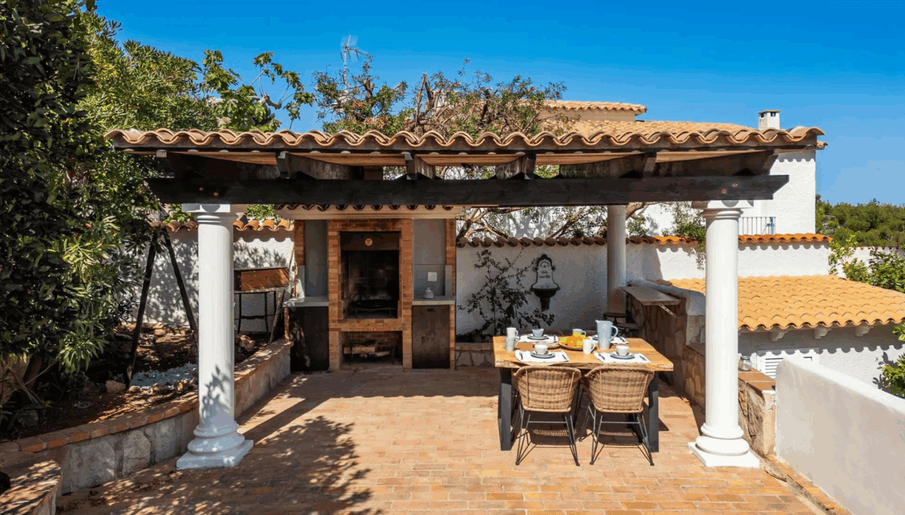 Prepara una barbacoa al aire libre en esta espectacular villa en Dénia
