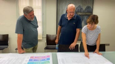 rafa carrio vicent grimalt y maria josep ripoll con los planos de la nueva residencia dest