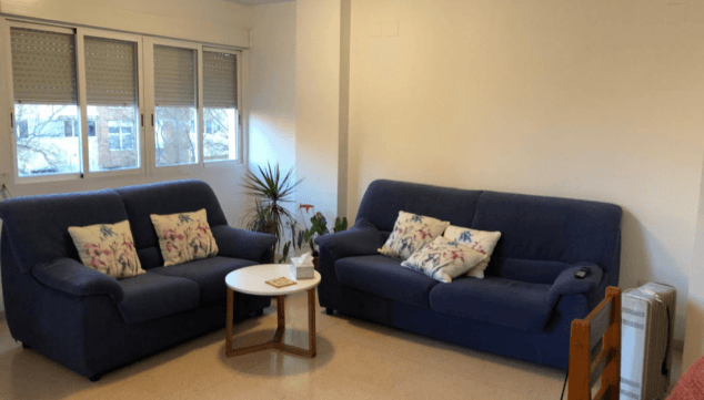 ¿Un apartamento moderno en urbanización o un espacioso piso en el casco urbano? Encuentra tu vivienda ideal en Dénia 11 relajate en este comodo salon en este piso de denia