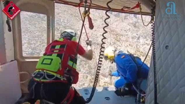 Rescate de dos senderistas extraviadas en el Parque natural del Macizo del Montgó de Dénia 1 Imagen: Rescate de Bomberos ayer en el Montgó
