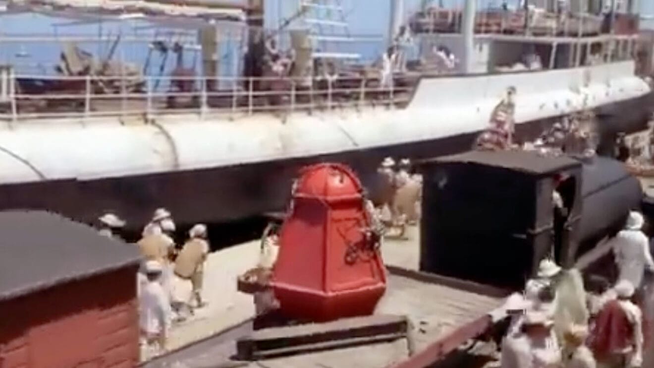 Tren circulando en el puerto de Dénia para la película