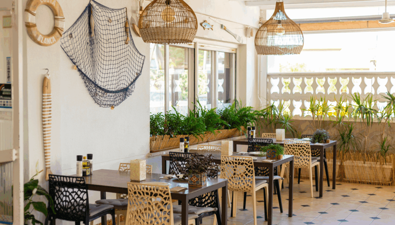 Un interior acogedor para disfrutar de deliciosas comidas en Dénia