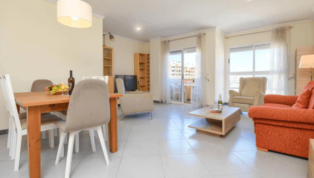 un salon espacioso y acogedor con vistas al puerto de denia