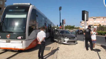 un vehiculo choca contra el tram en denia dest