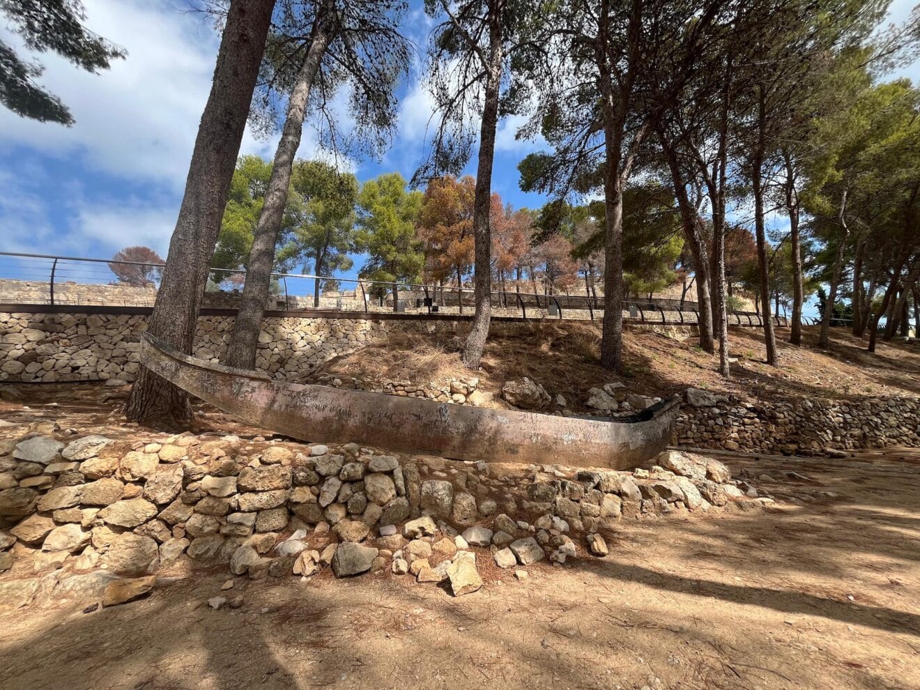 Una de las canoas de la película Krakatoa en el Castillo de Dénia