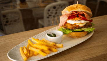 Una deliciosa hamburguesa con patatas