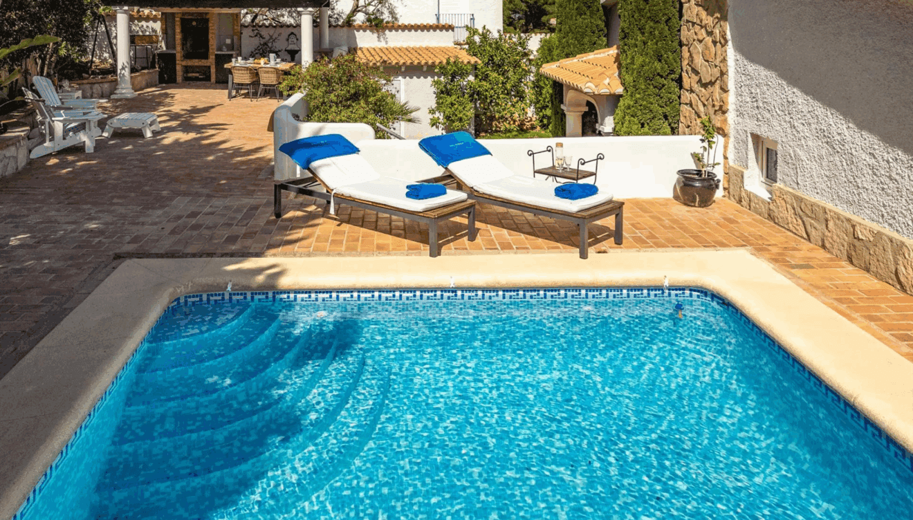 Una piscina espaciosa ideal para refrescarse en las vacaciones de verano