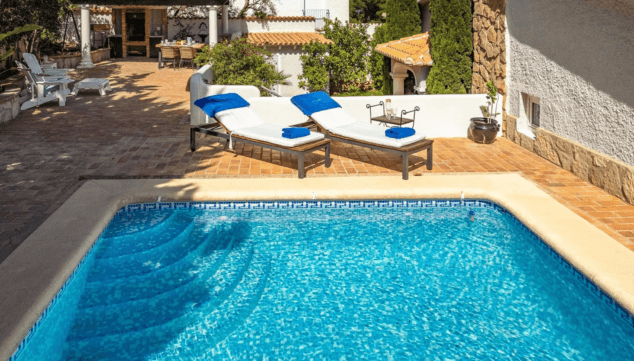 una piscina espaciosa ideal para refrescarse en las vacaciones de verano