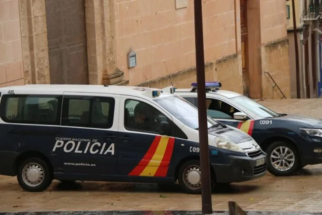 Detenido en Dénia por desquitarse con una máquina de autopago de una gasolinera que se bloqueó tras el pago 1 Imagen: Vehículos de la Policía Nacional en Dénia (archivo)