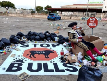 arte de art jeane con la basura hecha en xabia en la zona de botellon