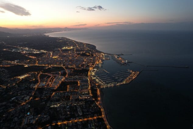 En Dénia hay más de 5.000 viviendas vacías y sin uso, y no es del todo una mala noticia 1 Imagen: Atardecer en el casco urbano de Dénia desde el aire
