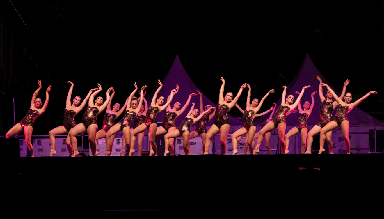 Bailarinas del Estudio de Danza Patricia Sentí demostrando su habilidad y pasión por la danza