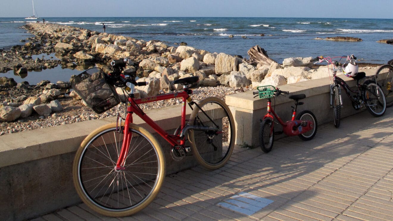 Bicicletas en el paseo de la Marineta Cassiana