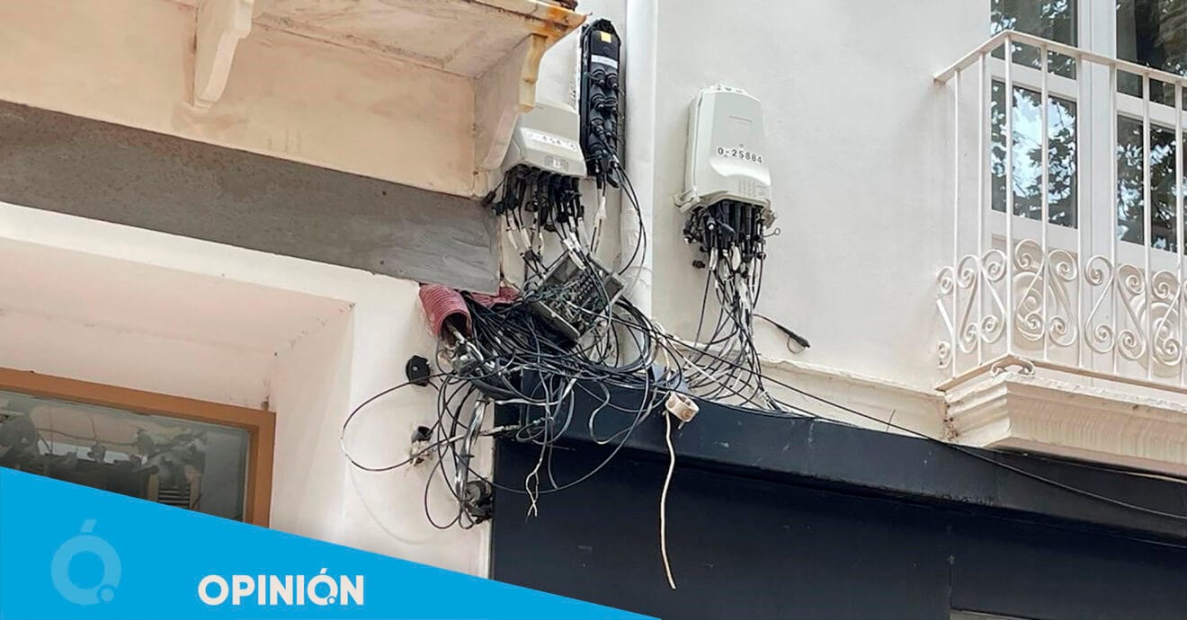 Cables en la calle Marqués de Campo de Dénia - Opinión de Gent de Dénia