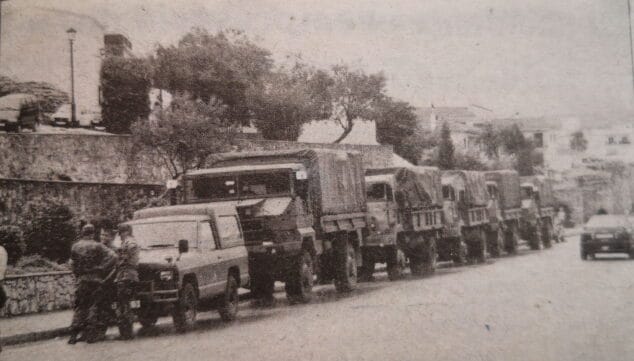 Imagen: Camiones del ejército estacionados en Ronda de las Murallas en 1996 (Foto- Canfali Marina Alta)