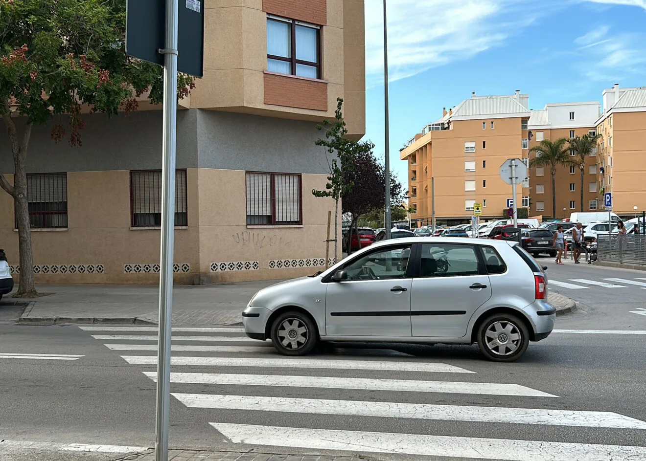 Cruce de Miguel Hernández, frente al supermercado