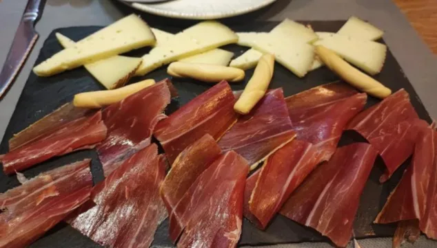 Platos bien elaborados y un trato encantador: degusta su excelente selección de tapas mediterráneas 2 degusta embutido elaborado en la zona