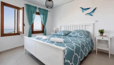 Descansa y relájate con vistas al mar desde el dormitorio