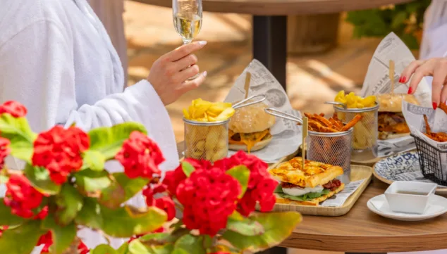 disfruta de un menu completo con tus mejores amigas