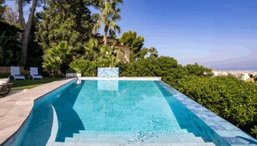 Diviértete en esta piscina infinita