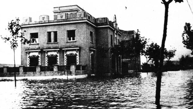 edificio actual de la comisaria de policia en las inundaciones de 1957 foto arxiu municipal denia en el record diario informacion y ajuntament de denia