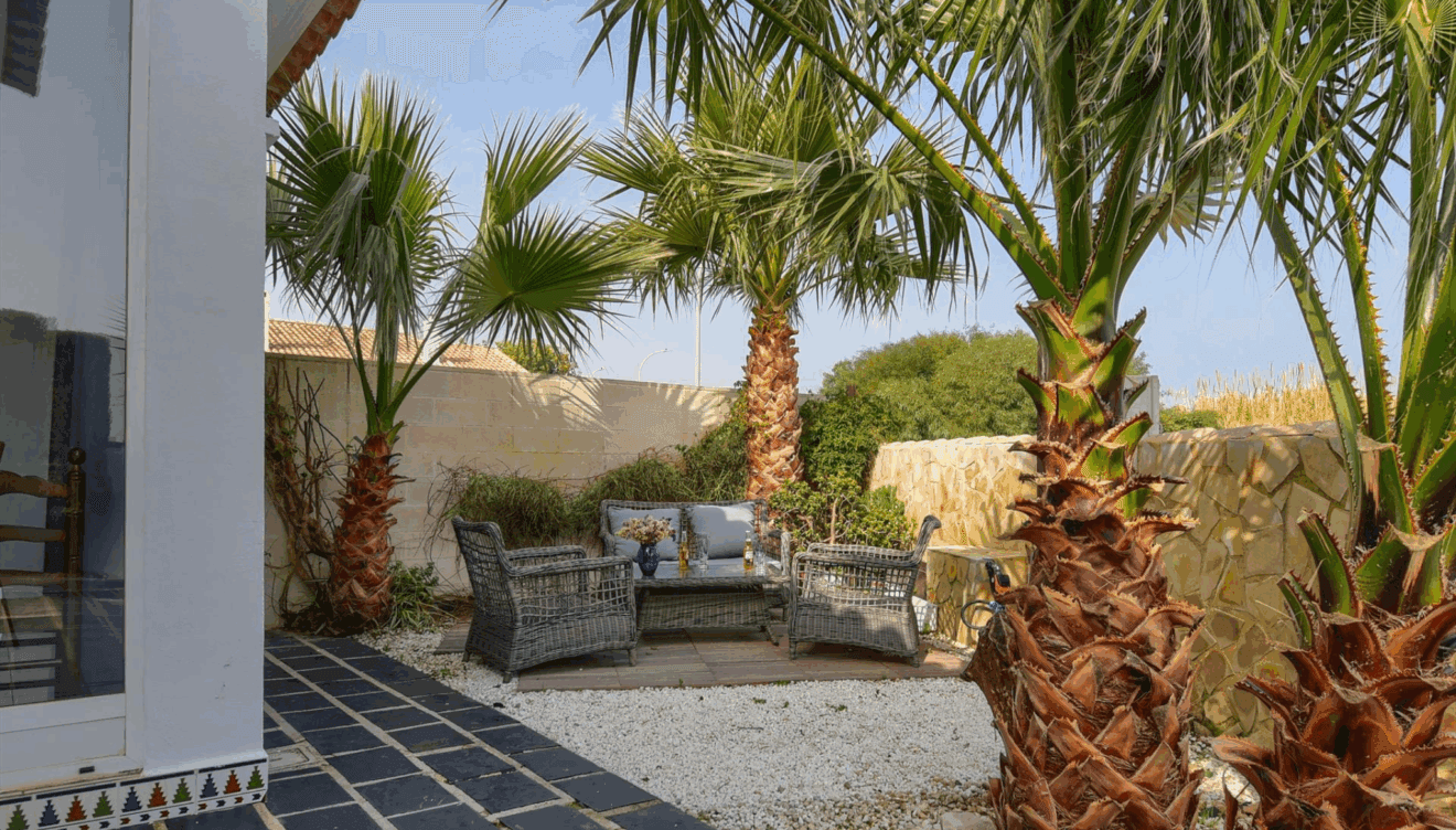 Encantadora y acogedora, esta casa de dos niveles te invita a vivir una experiencia única en Denia