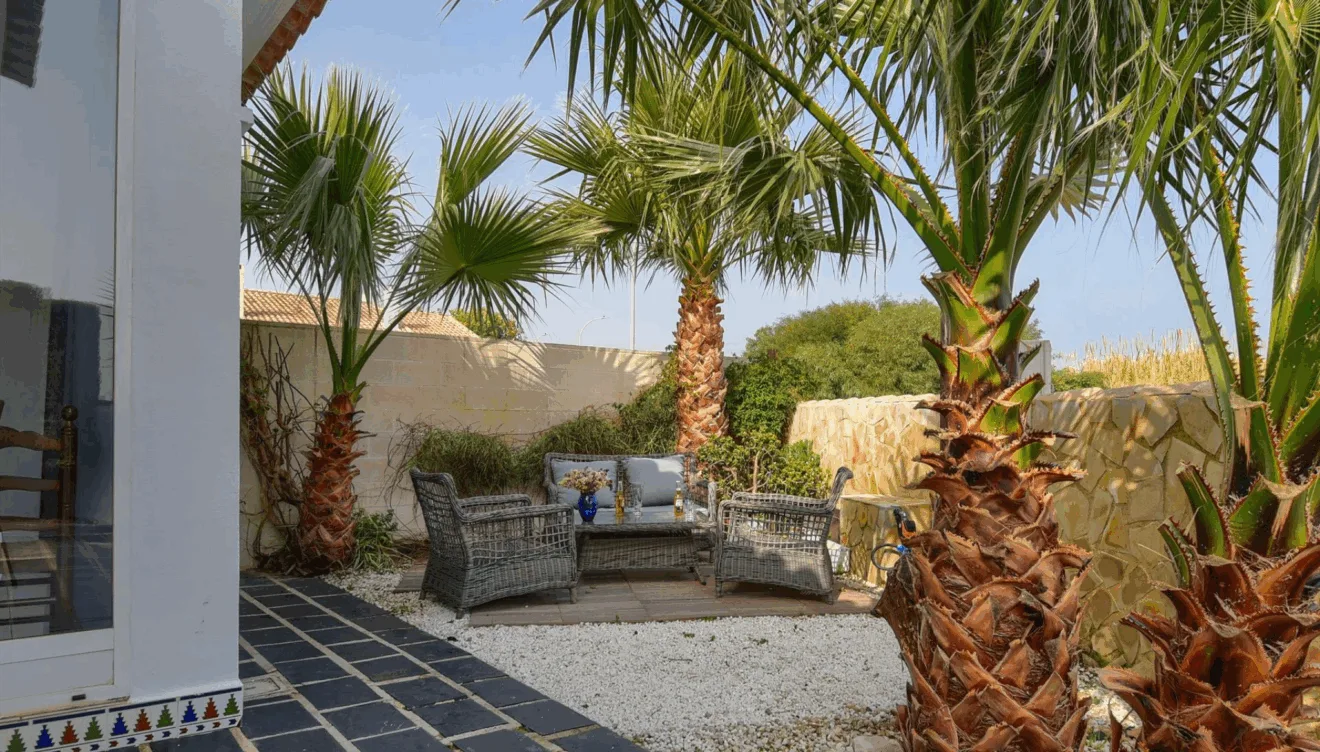 Encantadora y acogedora, esta casa de dos niveles te invita a vivir una experiencia única en Denia