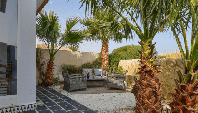 encantadora y acogedora esta casa de dos niveles te invita a vivir una experiencia unica en denia