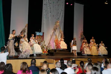 Escenario al completo en la exaltación de Laura como Fallera Mayor Infantil de Dénia