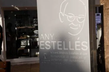 Placa que homenajea a Vicent Andrés Estellés en Dénia