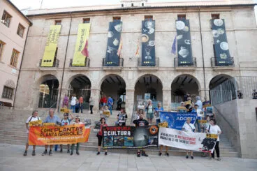 Manifestantes anitutaurinos frente al Ayuntamiento
