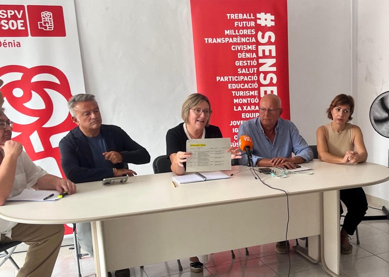 María José Salvador muestra los expedientes del TRAM
