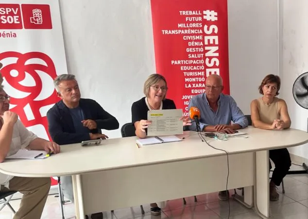 Imagen: María José Salvador muestra los expedientes del TRAM