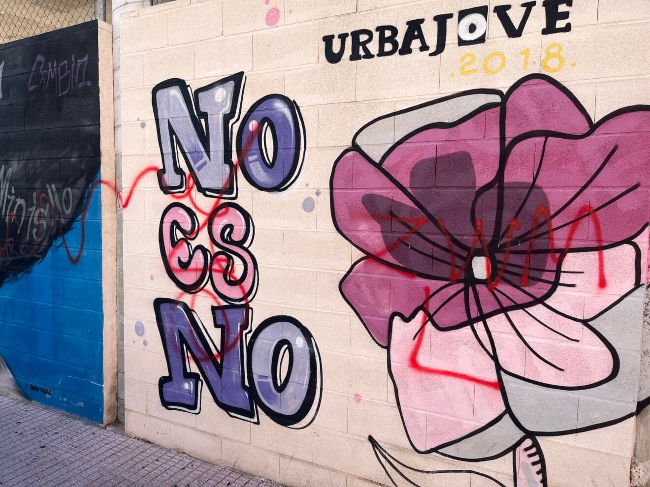 Mensaje feminista tachado