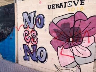 Mensaje feminista tachado