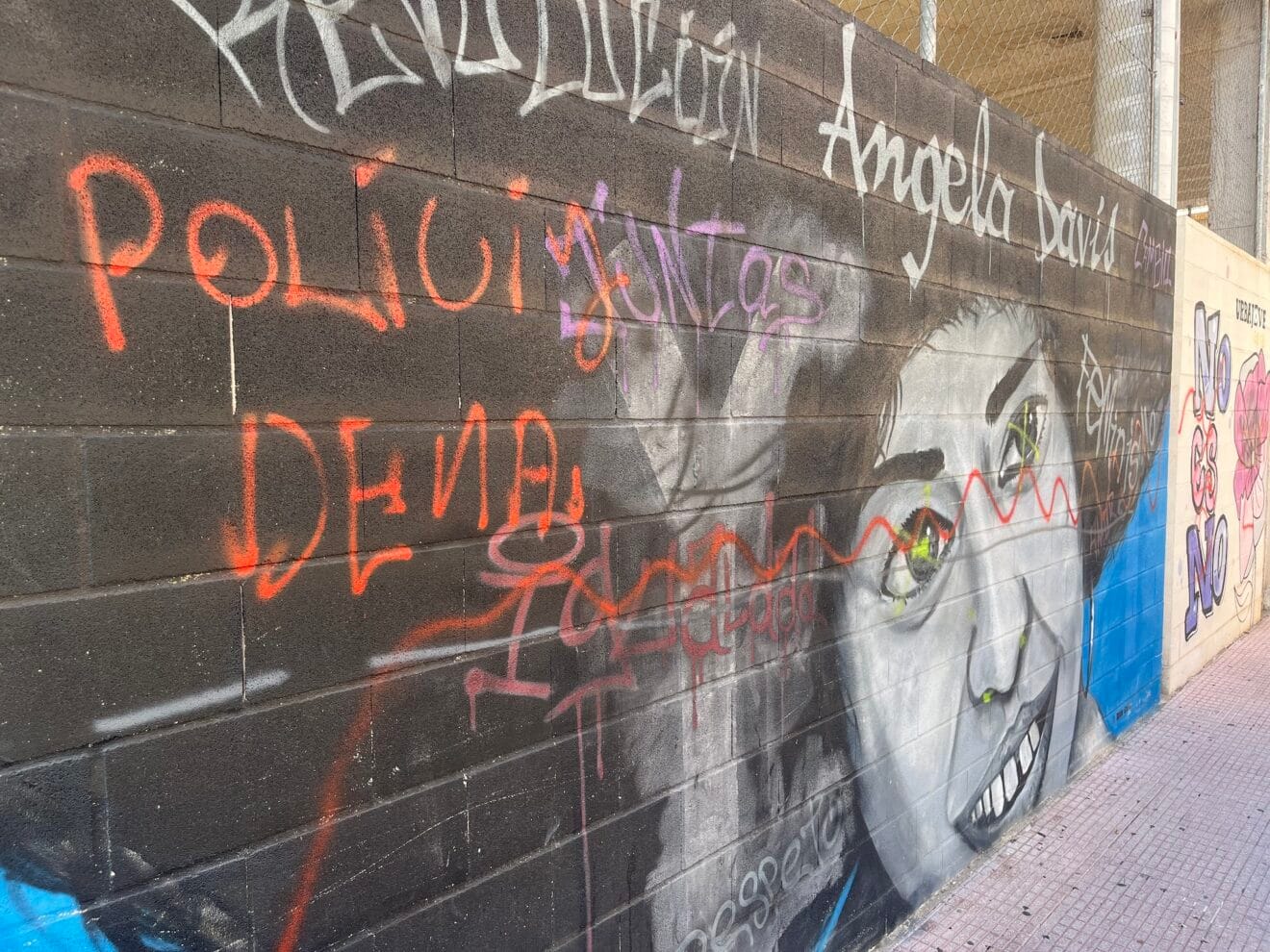 Mural de Angela Davis en Dénia pintarrajeado