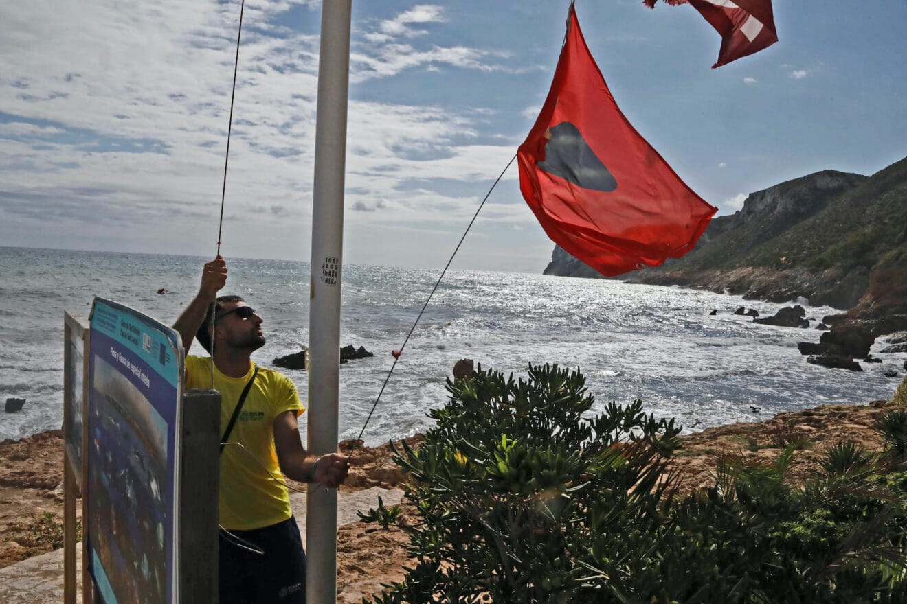 Oleaje y bandera roja en las playas de Dénia 17