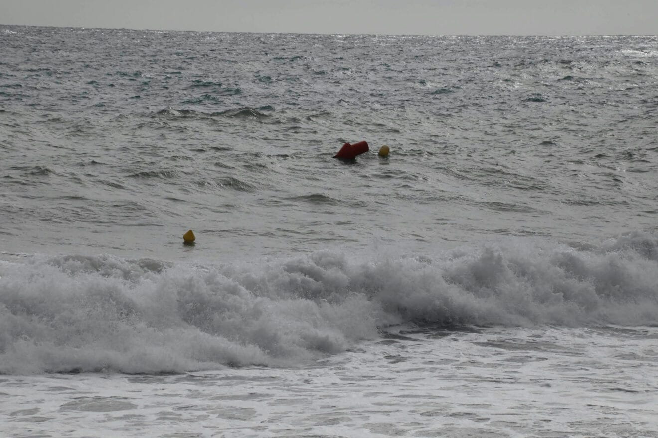 Oleaje y bandera roja en las playas de Dénia 5