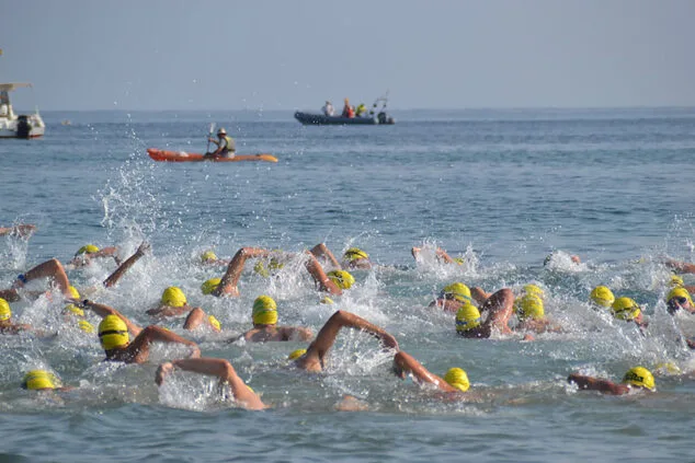 La Travessia de Sant Roc será desde ahora el Memorial Carlos Morelló en honor al desaparecido fundador del Club Natació Dénia 1 Imagen: Participantes de una Travessia de Sant Roc en Dénia