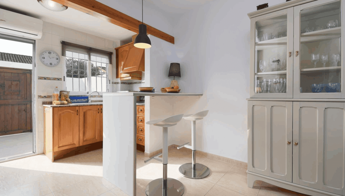 Prepara deliciosas comidas en esta moderna cocina con electrodomésticos completos y acceso directo al comedor