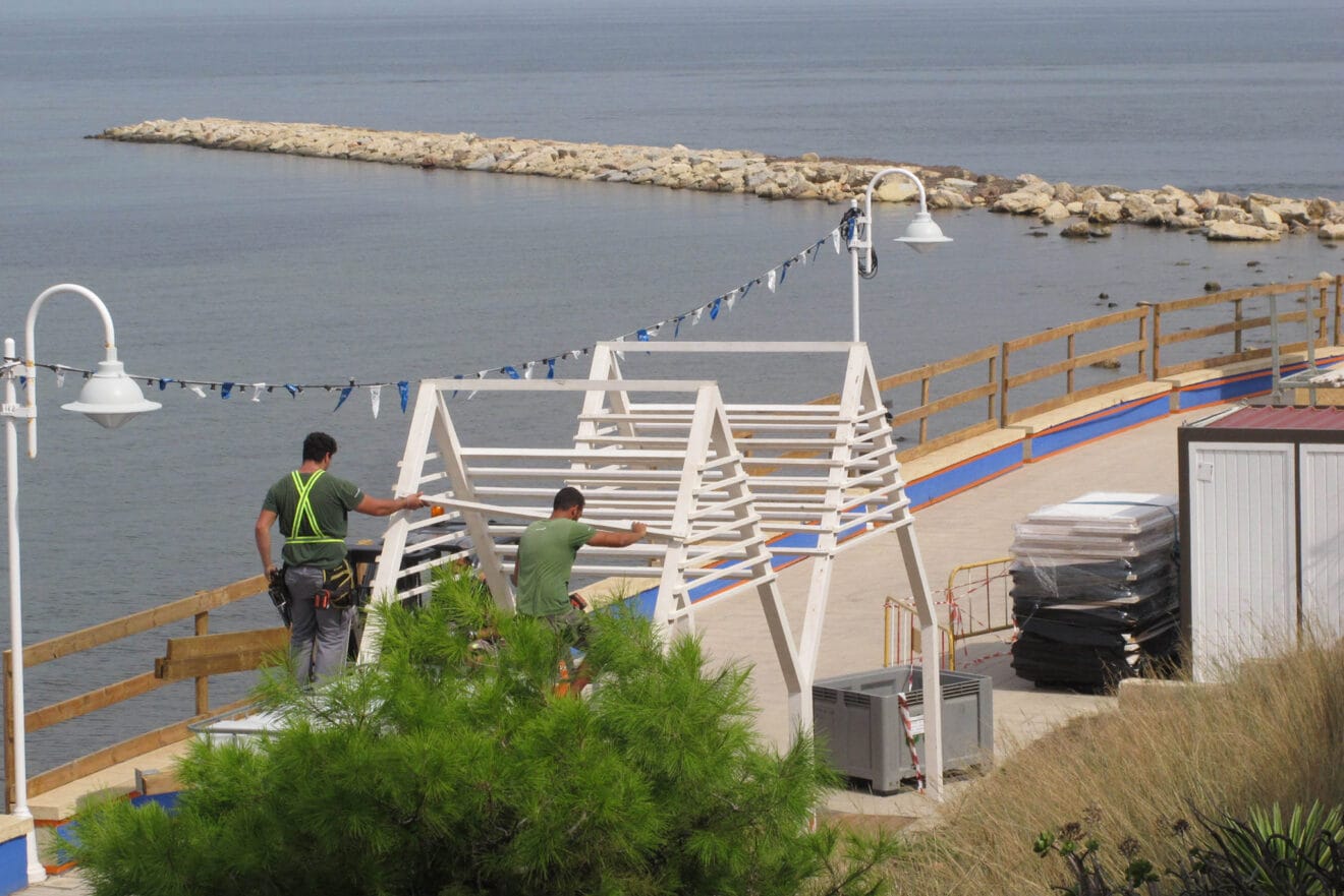 Preparación de casetas en la Marineta Casiana