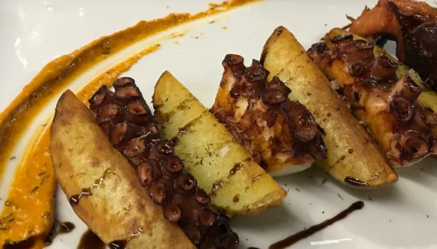 Platos bien elaborados y un trato encantador: degusta su excelente selección de tapas mediterráneas 4 productos frescos en el redoli