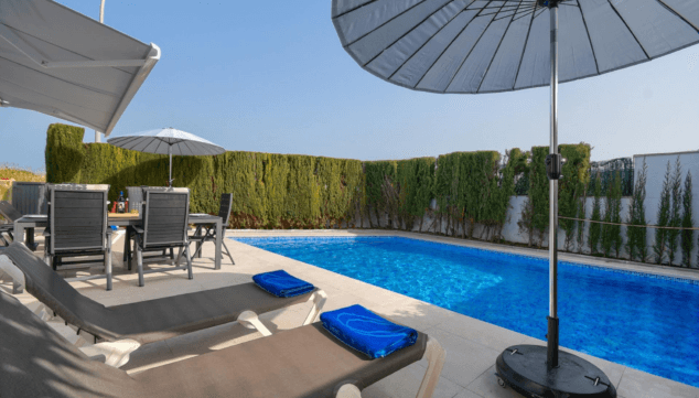 refrescate en la piscina privada de 6x3 metros rodeada de un exuberante jardin con arboles y tumbonas