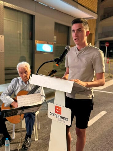 Sergi Alemany, secretario local de Compromís Dénia, durante el recital homenaje a Vicent Andrés Estellés