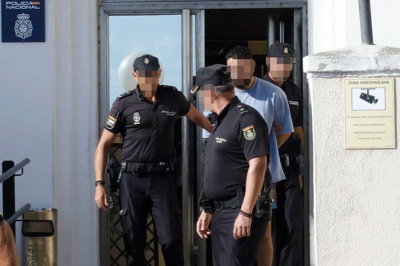Sospechoso saliendo escoltado de la comisaría de Dénia