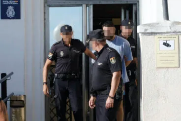 Sospechoso saliendo escoltado de la comisaría de Dénia